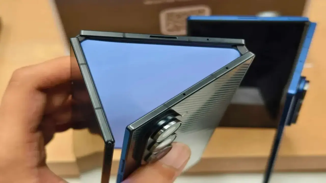 تصميم جديد سامسونج تكشف عن أول هاتف ثلاثي الطي Galaxy Z TriFold